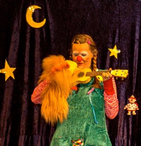 Clownin LOTTE mit Hertha an Ukulele
