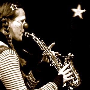 Clownin LOTTE mit Saxophon