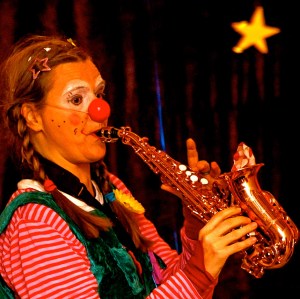 Clown LOTTE spielt Saxophon