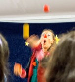 Lotte jongliert mit ungefähr 3 Bällen