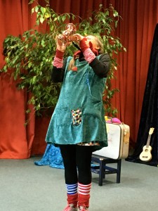 Clownin LOTTE tönt Saxophon Bibliothek Dortmund