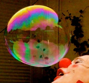 Clownin LOTTE pustet Seifenblase in Werdohl