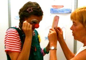 Clownin LOTTE schminkt sich