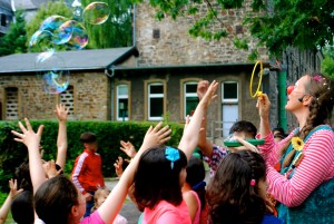 Clownin LOTTE in Steele für Flüchtlingskinder / Caritas