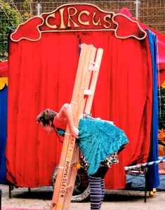 Clownin LOTTE mit Leiter beim Welttheater