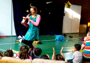 Clownin Lotte mit Saxophon für Flüchtlingskinder