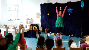 Clownin LOTTE Laola mit Flüchtlingskindern