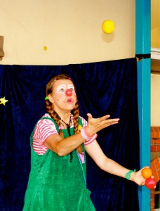 Clownin LOTTE jongliert