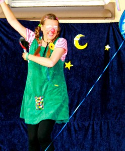 Clownin LOTTE putzt sich