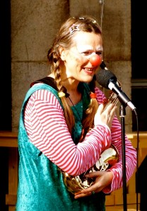 Clown LOTTE mit Saxophon