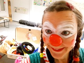 Clownin Lotte: Schminken im Flüchtlingsheim
