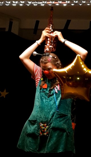 Clown in LOTTE mit Saxophon für Flüchtlingskinder